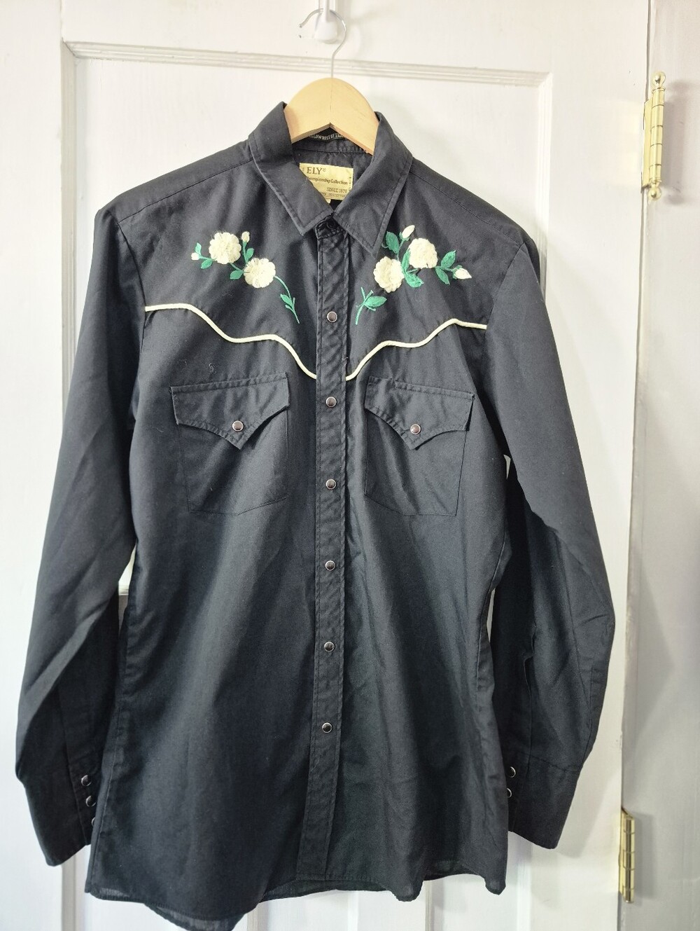 Vintage ELY Pearl Snap Floral Embroidered Roses Long Sleeve Black Shirt Sz M